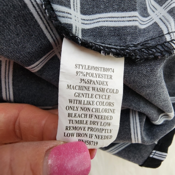 Notations Black and White Checkered Long Sleeve Button Front Blouse, Medium - Picture 9 of 12